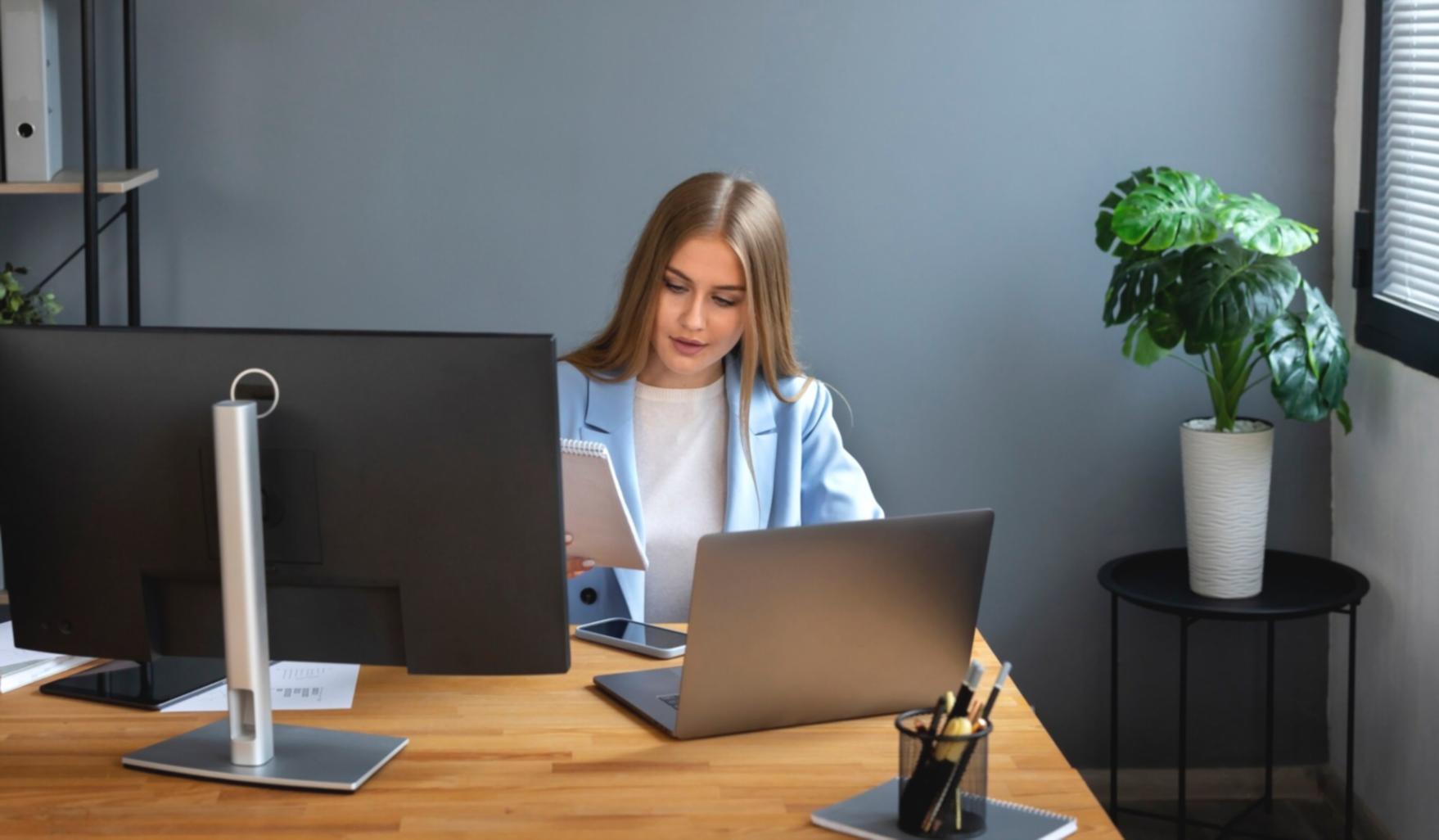 Finanzplanung und Beratungsgespräch in modernem Büro